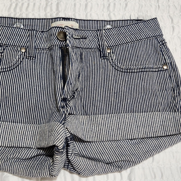 Forever 21 Stripe Denim Shorts Size 26 - Picture 10 of 13